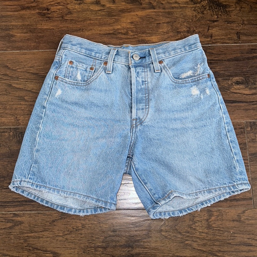 Levi’s 501 Mid Thigh Women’s Denim Shorts. Size 25.